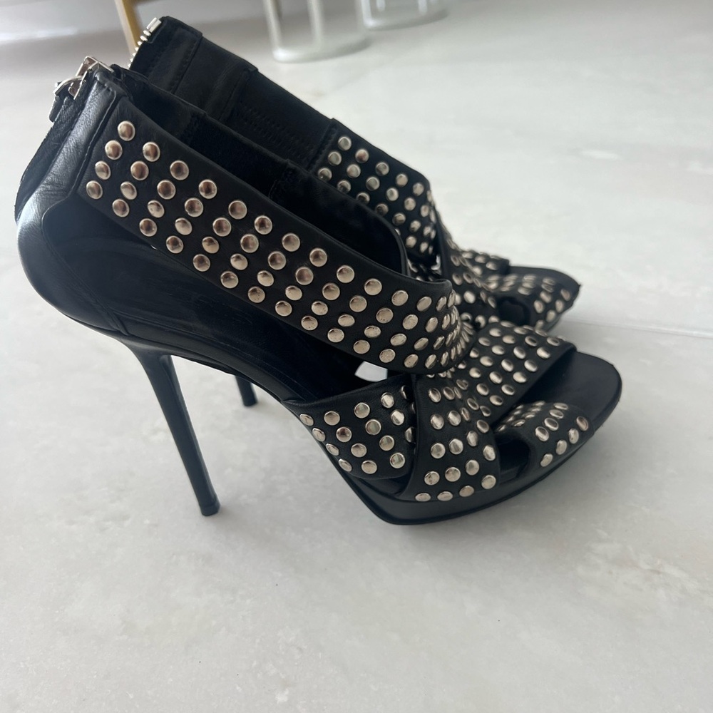 Burberry gentle used heels with silver studs
